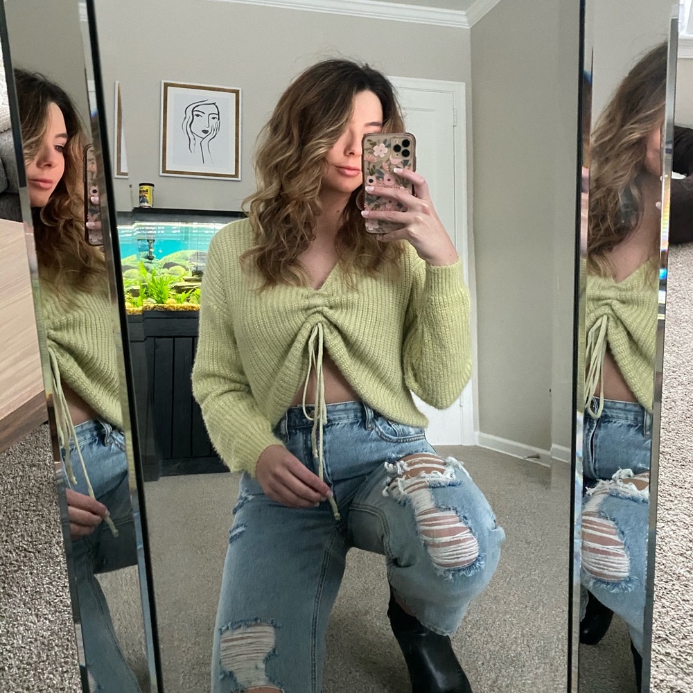 Le Lis Cropped sweater